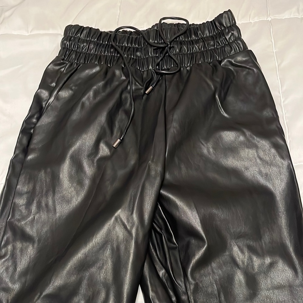 DO + BE Leather joggers with pockets